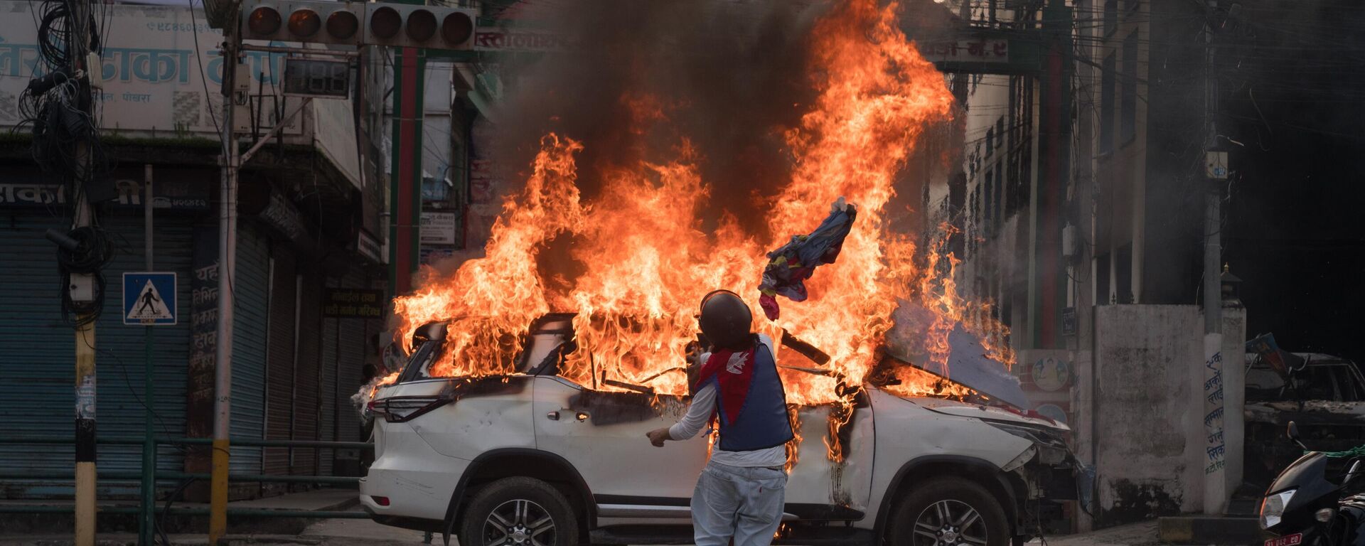 Chiếc xe hơi bốc cháy trong thời gian diễn ra biểu tình ở Nepal - Sputnik Việt Nam, 1920, 10.09.2025