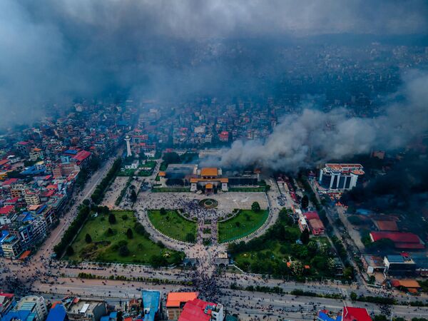 Cả tòa nhà bốc cháy trong thời gian diễn ra biểu tình ở Nepal - Sputnik Việt Nam