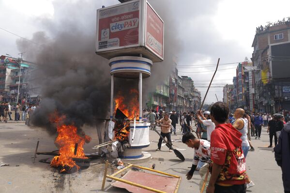 Cột trụ đường bốc cháy trong thời gian diễn ra biểu tình ở Nepal - Sputnik Việt Nam