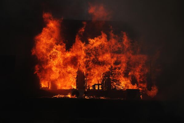 Dinh Tổng thống bốc cháy trong thời gian diễn ra biểu tình ở Nepal - Sputnik Việt Nam
