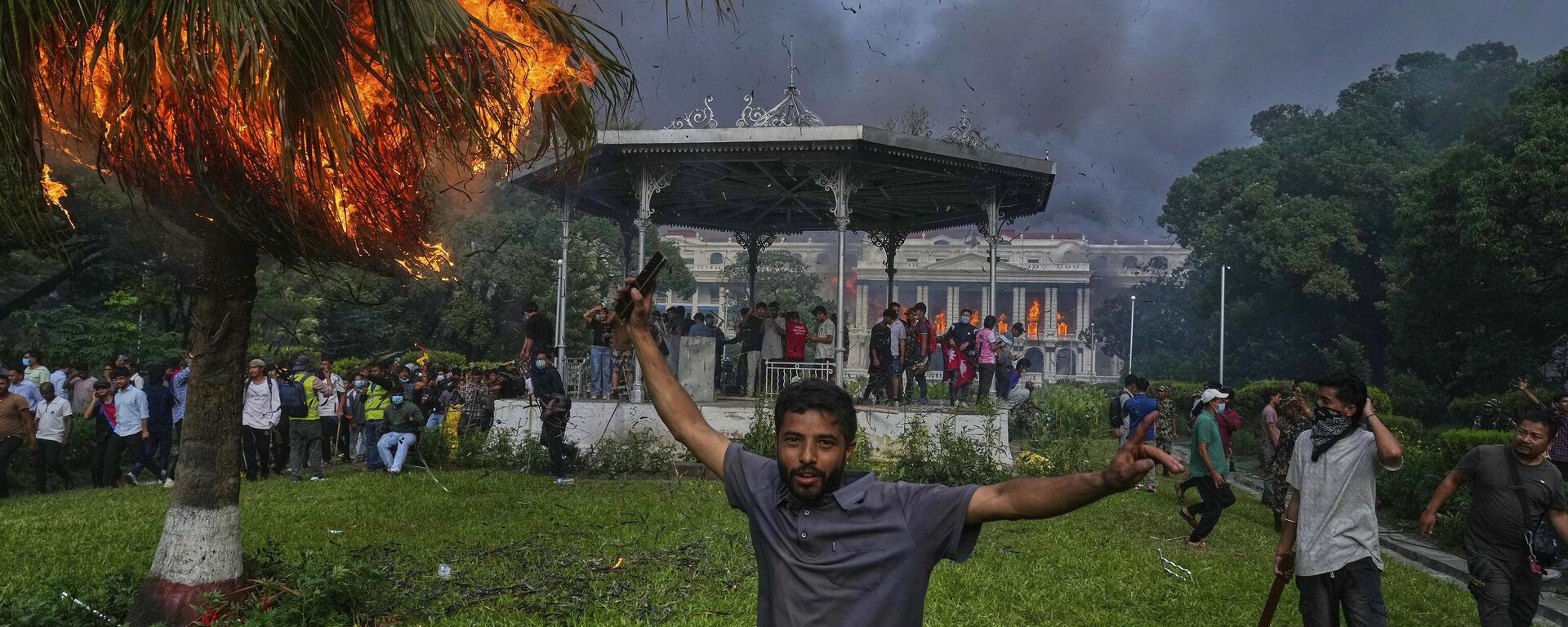 Cây cọ bốc cháy trong thời gian diễn ra biểu tình ở Nepal - Sputnik Việt Nam, 1920, 10.09.2025