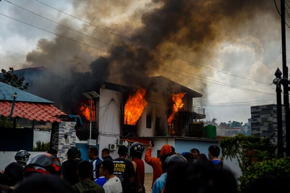 Tòa nhà bốc cháy trong thời gian diễn ra biểu tình ở Nepal - Sputnik Việt Nam