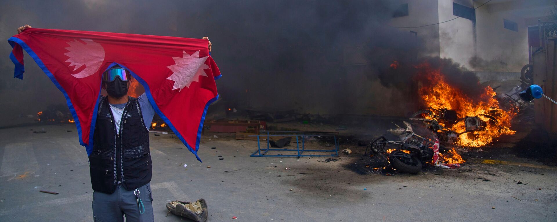 Đồn cảnh sát bị lửa bao trùm trong thời gian diễn ra biểu tình ở Nepal - Sputnik Việt Nam, 1920, 10.09.2025