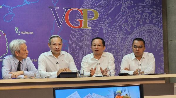 Phó Tổng Giám đốc Tập đoàn Điện lực Việt Nam (EVN) Nguyễn Xuân Nam trao đổi tại Tọa đàm
 - Sputnik Việt Nam