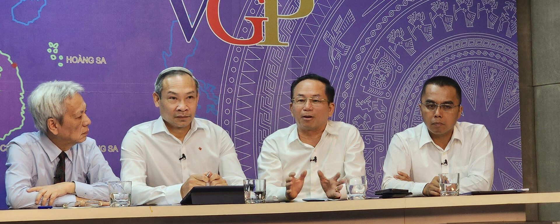 Phó Tổng Giám đốc Tập đoàn Điện lực Việt Nam (EVN) Nguyễn Xuân Nam trao đổi tại Tọa đàm
 - Sputnik Việt Nam, 1920, 10.09.2025