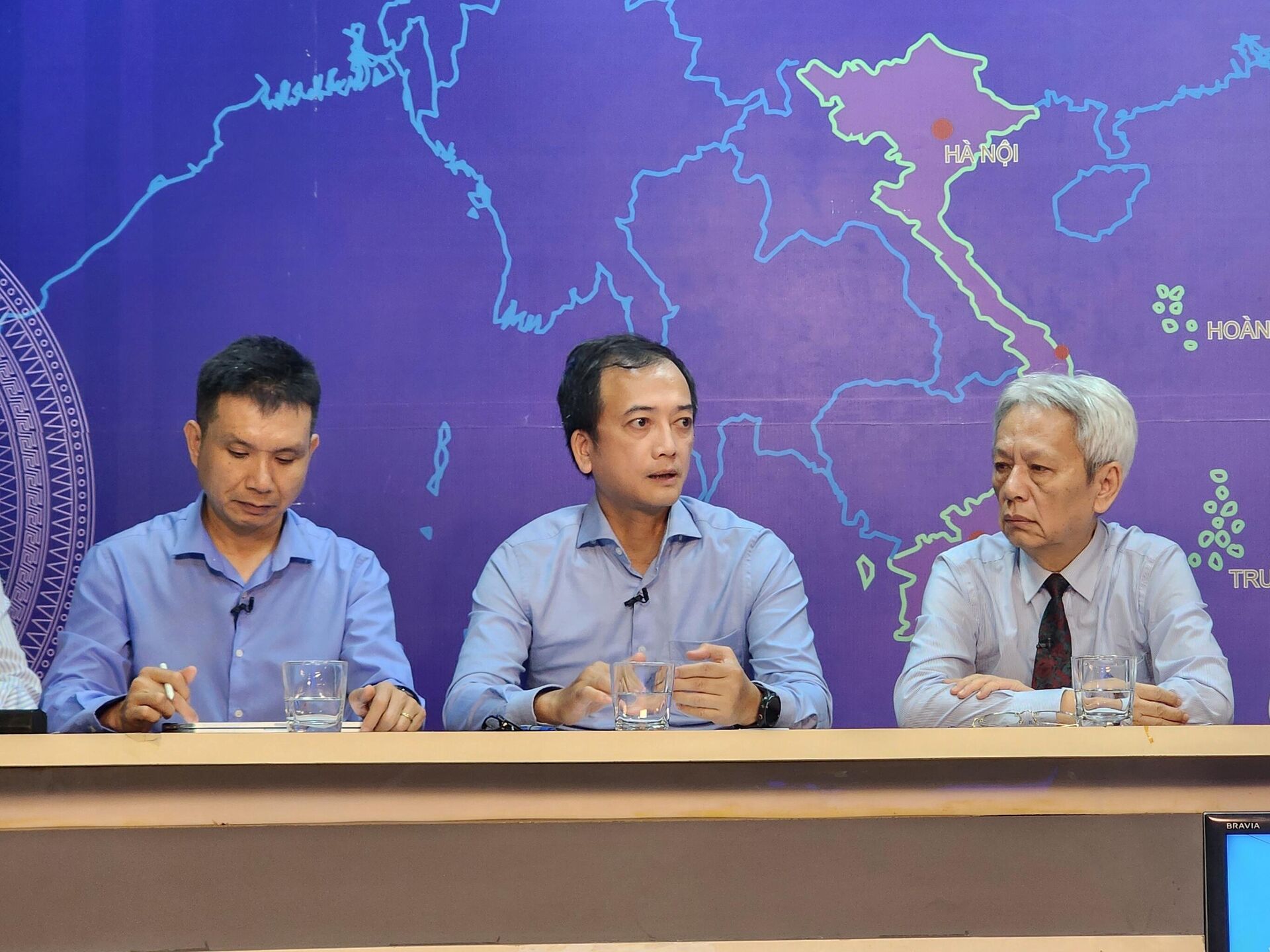 Ông Trịnh Quốc Vũ (giữa), Phó Cục trưởng Cục Điện lực, Bộ Công Thương trao đổi tại Tọa đàm
 - Sputnik Việt Nam, 1920, 10.09.2025