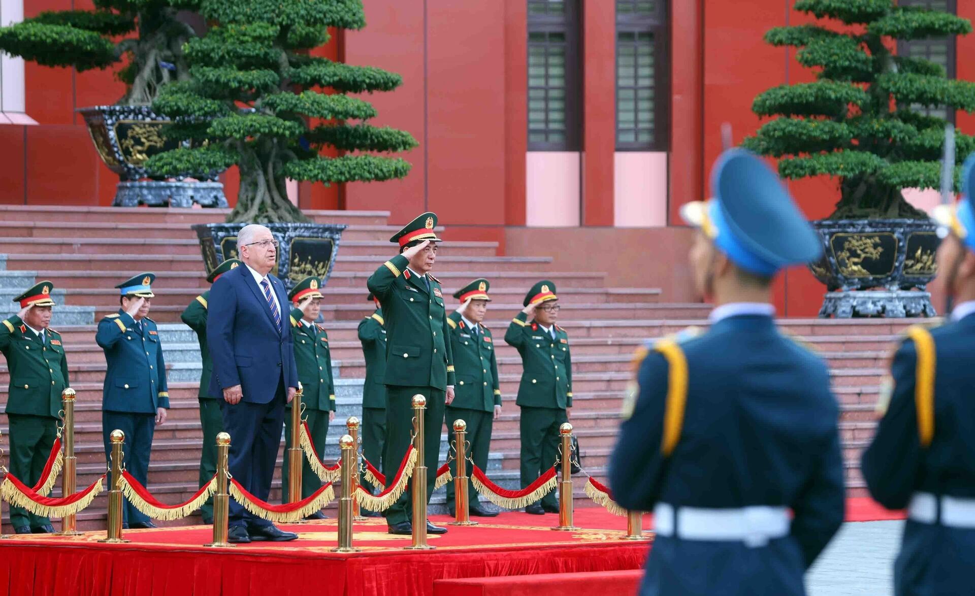 Bộ trưởng Bộ Quốc phòng Phan Văn Giang và Bộ trưởng Bộ Quốc phòng Thổ Nhĩ Kỳ Yasar Guler thực hiện nghi lễ chào cờ hai nước
 - Sputnik Việt Nam, 1920, 11.09.2025