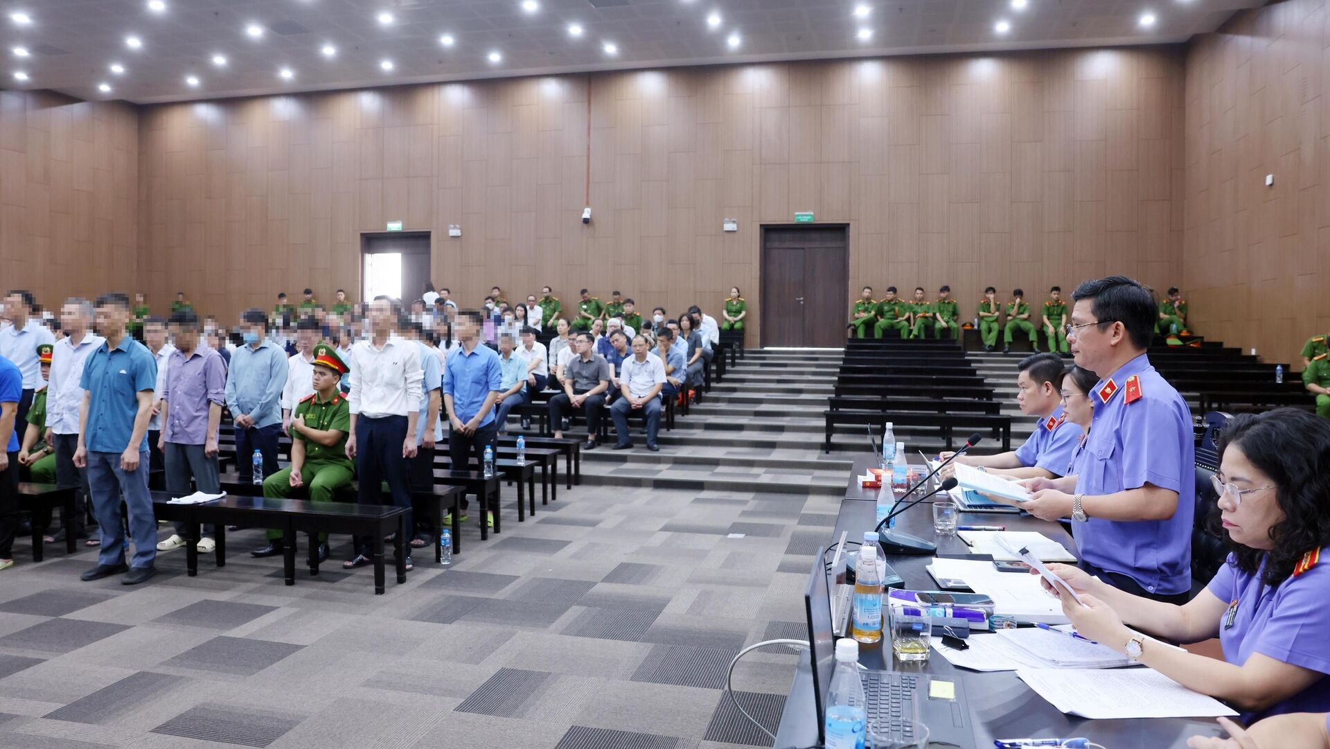 Đại diện Viện Kiểm sát công bố bản cáo trạng đối với các bị cáo
Đại diện Viện Kiểm sát công bố bản cáo trạng đối với các bị cáo
- Sputnik Việt Nam, 1920, 11.09.2025