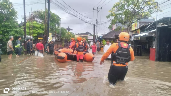 Lực lượng cứu hộ sơ tán người dân trong trận lũ lụt ở Bali, Indonesia - Sputnik Việt Nam