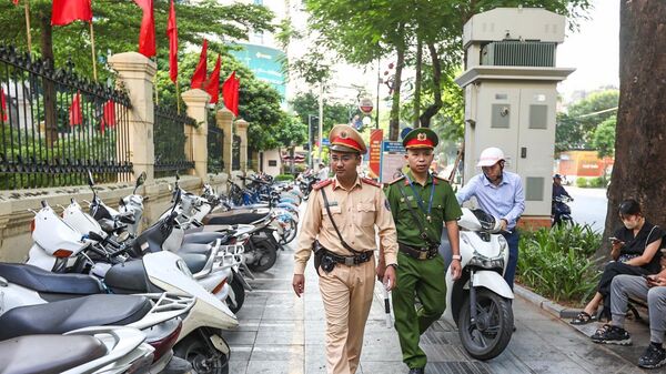 Lực lượng CSGT phối hợp với lực lượng Công an địa bàn kiểm tra, nhắc nhở các trường hợp dừng đỗ xe không đúng nơi quy định khu vực quanh trường THCS Trưng Vương
 - Sputnik Việt Nam