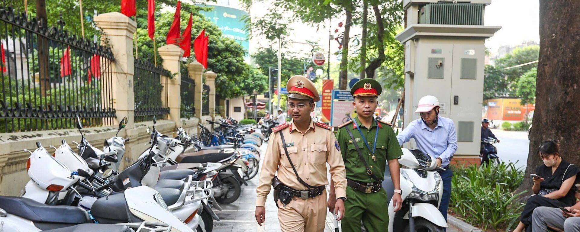 Lực lượng CSGT phối hợp với lực lượng Công an địa bàn kiểm tra, nhắc nhở các trường hợp dừng đỗ xe không đúng nơi quy định khu vực quanh trường THCS Trưng Vương
 - Sputnik Việt Nam, 1920, 12.09.2025
