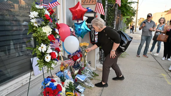 Mọi người đặt hoa và thắp nến bên ngoài trụ sở chính của Turning Point USA tại Lemont, Illinois. - Sputnik Việt Nam