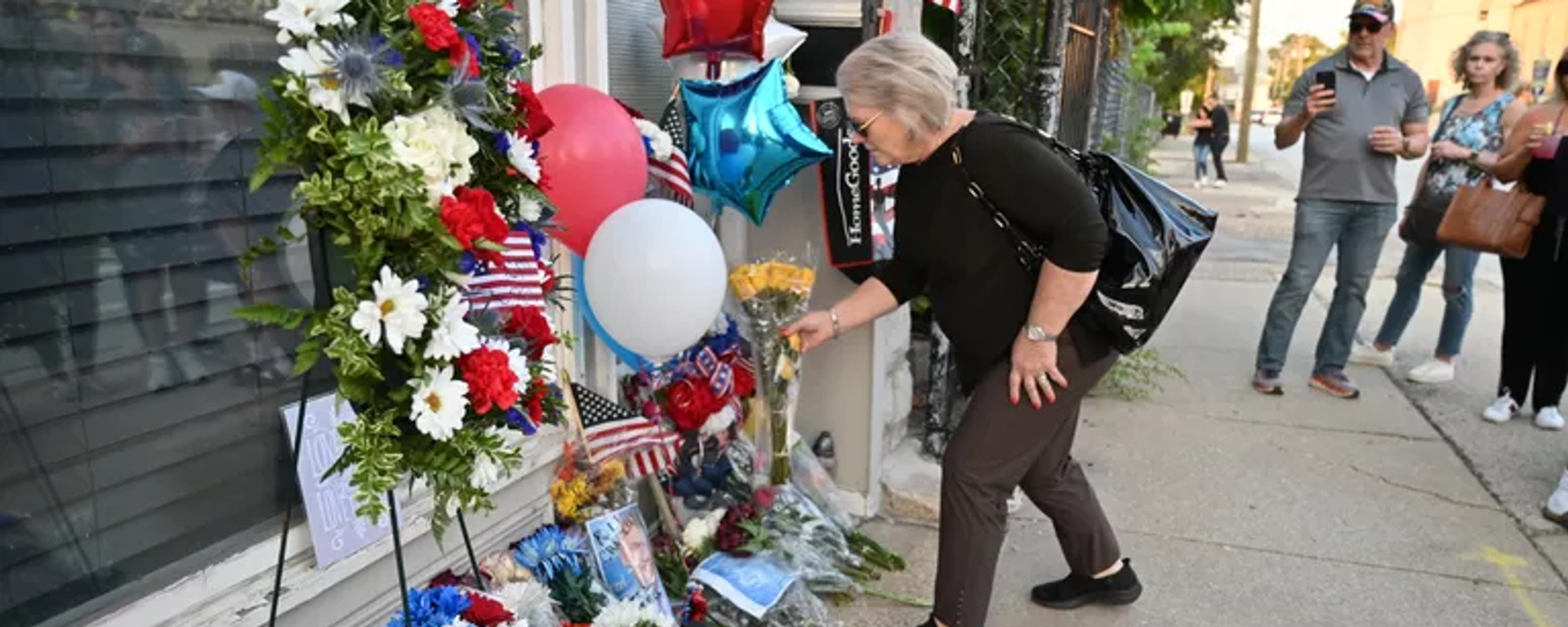 Mọi người đặt hoa và thắp nến bên ngoài trụ sở chính của Turning Point USA tại Lemont, Illinois. - Sputnik Việt Nam, 1920, 13.09.2025