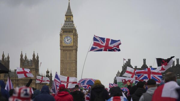Người biểu tình tham gia cuộc biểu tình Unite the Kingdom do Tommy Robinson dẫn đầu gần Westminster ở London - Sputnik Việt Nam