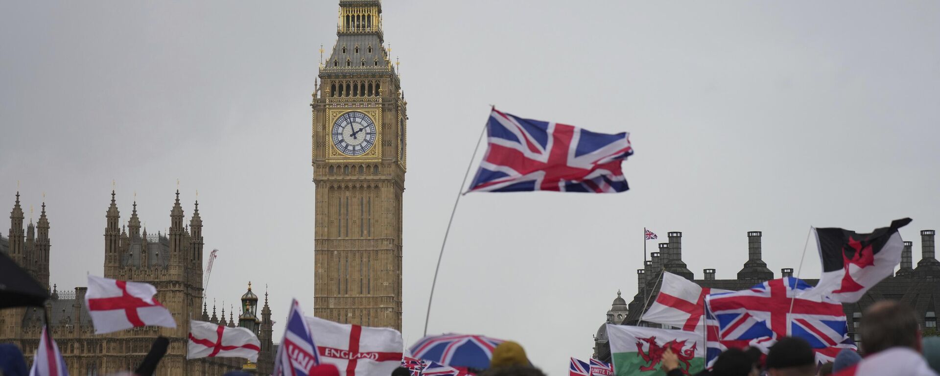 Người biểu tình tham gia cuộc biểu tình Unite the Kingdom do Tommy Robinson dẫn đầu gần Westminster ở London - Sputnik Việt Nam, 1920, 13.09.2025