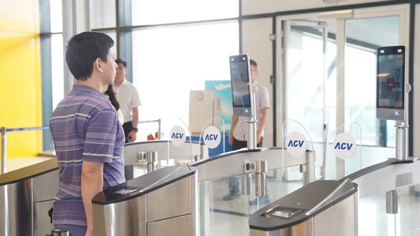 Hành khách làm thủ tục sinh trắc học tại sân bay Nội Bài - Sputnik Việt Nam