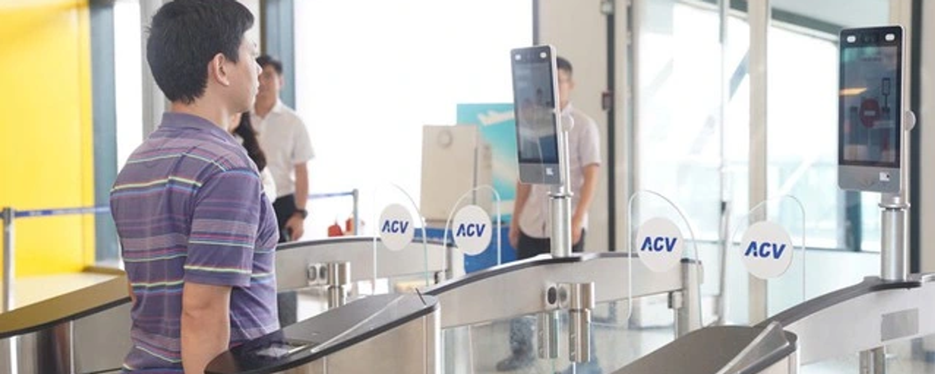 Hành khách làm thủ tục sinh trắc học tại sân bay Nội Bài - Sputnik Việt Nam, 1920, 14.09.2025