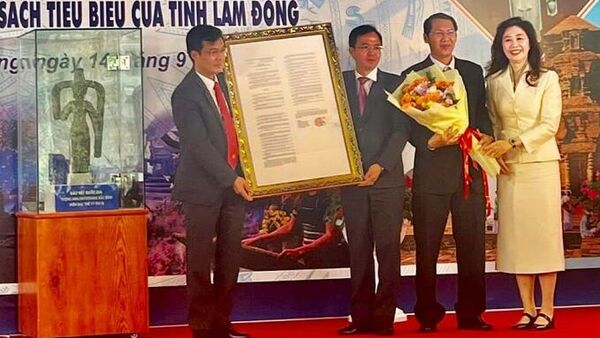 Đại diện tỉnh Lâm Đồng nhận quyết định của Thủ tướng công nhận tượng Avalokitesvara là bảo vật quốc gia, sáng 14/9 - Sputnik Việt Nam