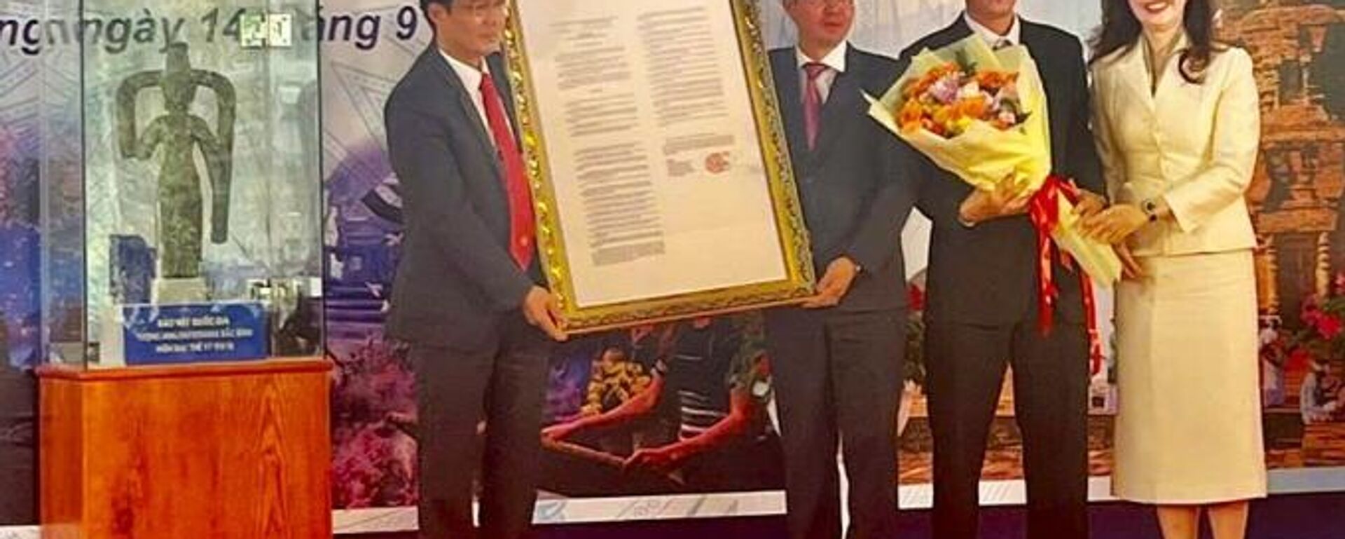 Đại diện tỉnh Lâm Đồng nhận quyết định của Thủ tướng công nhận tượng Avalokitesvara là bảo vật quốc gia, sáng 14/9 - Sputnik Việt Nam, 1920, 14.09.2025