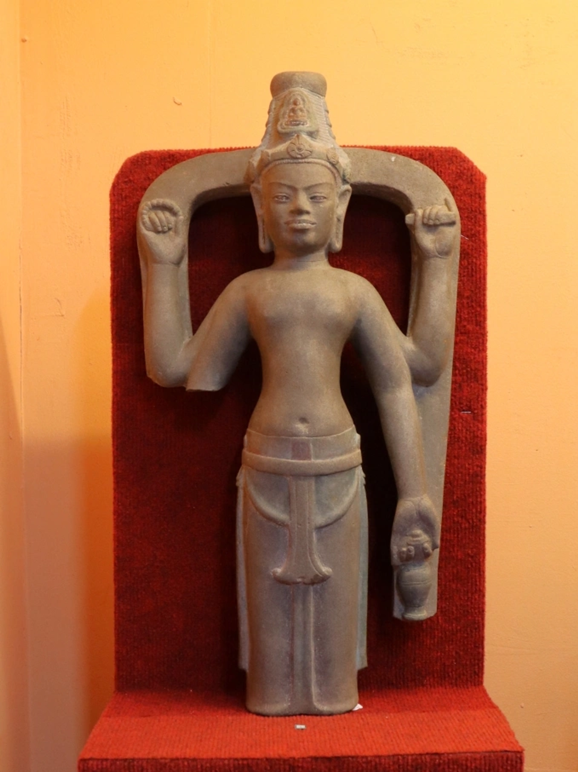 Tượng Avalokitesvara Bắc Bình tại Bảo tàng Bình Thuận cũ, tháng 1/2025 - Sputnik Việt Nam, 1920, 14.09.2025