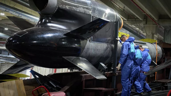 Công nhân kiểm tra tên lửa Flamingo tại một nhà máy ở Ukraina - Sputnik Việt Nam