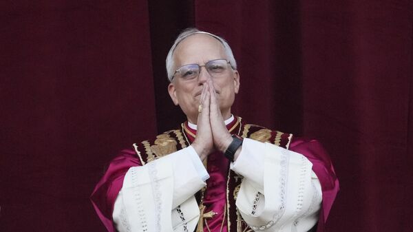 Giáo hoàng Leo XIV xuất hiện tại loggia trung tâm của Vương cung thánh đường Thánh Peter sau khi được bầu làm giáo hoàng thứ 267 của Giáo hội Công giáo La Mã (ngày 8 tháng 5 năm 2025). Vatican - Sputnik Việt Nam