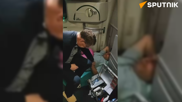 Bộ trưởng Y tế Nga và pha cấp cứu nức lòng người hâm mộ trên chuyến bay đến Hà Nội - Sputnik Việt Nam