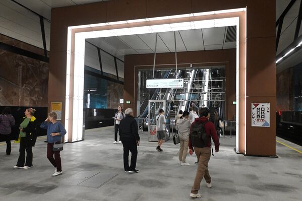 Hành khách tại ga “Akademicheskaya” thuộc tuyến Troitskaya của hệ thống tàu điện ngầm Moskva - Sputnik Việt Nam