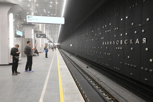 Hành khách tại ga “Vavilovskaya” thuộc tuyến Troitskaya của hệ thống tàu điện ngầm Moskva - Sputnik Việt Nam