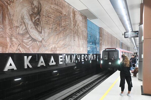 Hành khách tại ga “Akademicheskaya” thuộc tuyến Troitskaya của hệ thống tàu điện ngầm Moskva - Sputnik Việt Nam