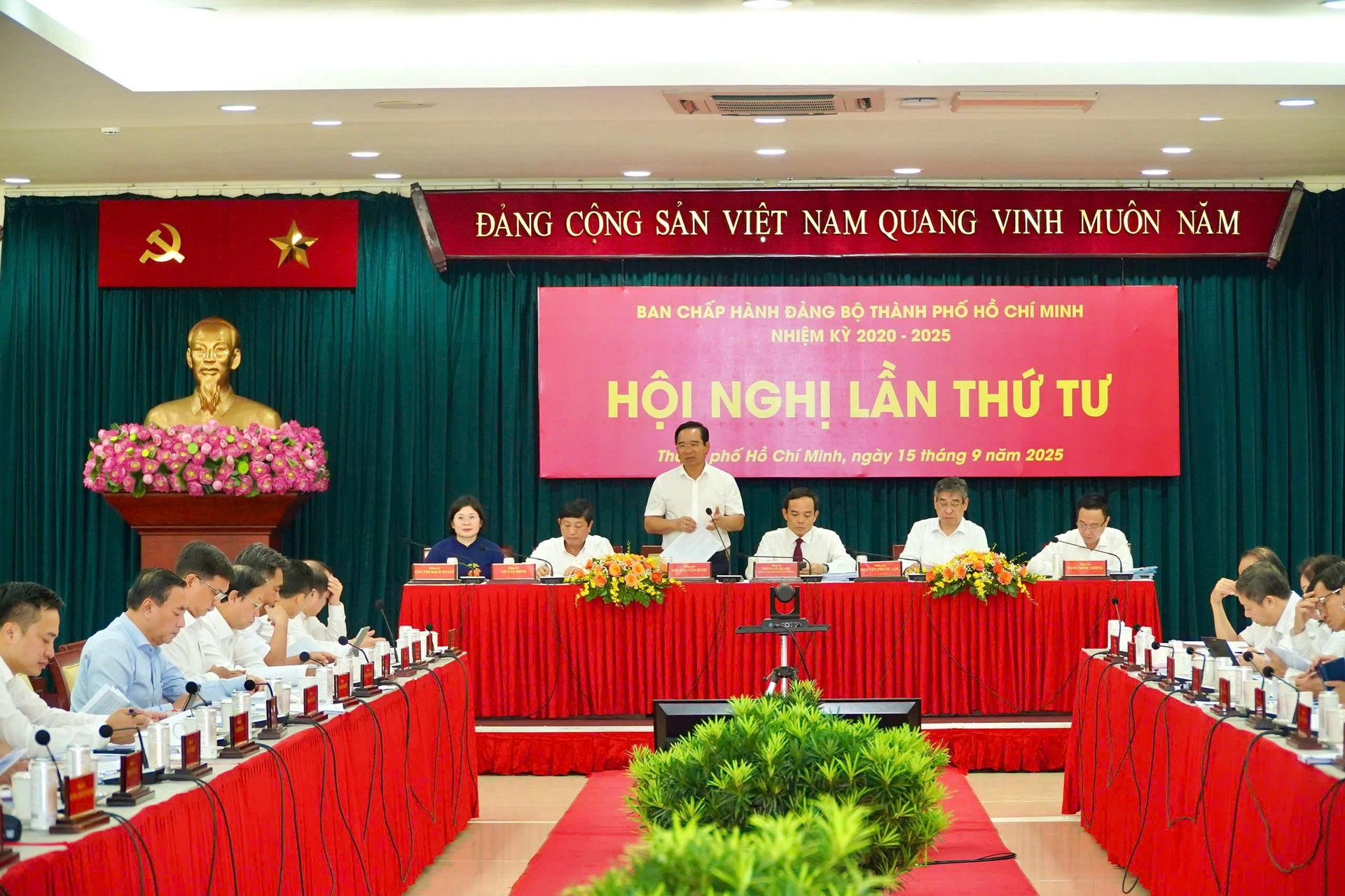Bí thư Thành ủy Trần Lưu Quang cùng các thành viên Thường trực Thành ủy TP. Hồ Chí Minh chủ trì hội nghị - Sputnik Việt Nam, 1920, 15.09.2025