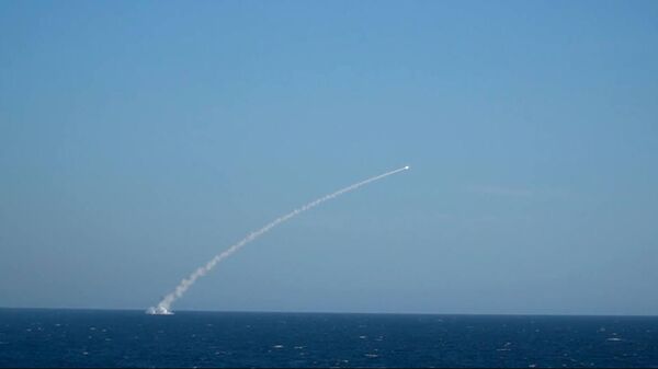 Tàu tuần dương tên lửa hạt nhân Arkhangelsk của Nga đã tấn công mục tiêu giả định bằng tên lửa Kalibr ở Biển Barents - Sputnik Việt Nam