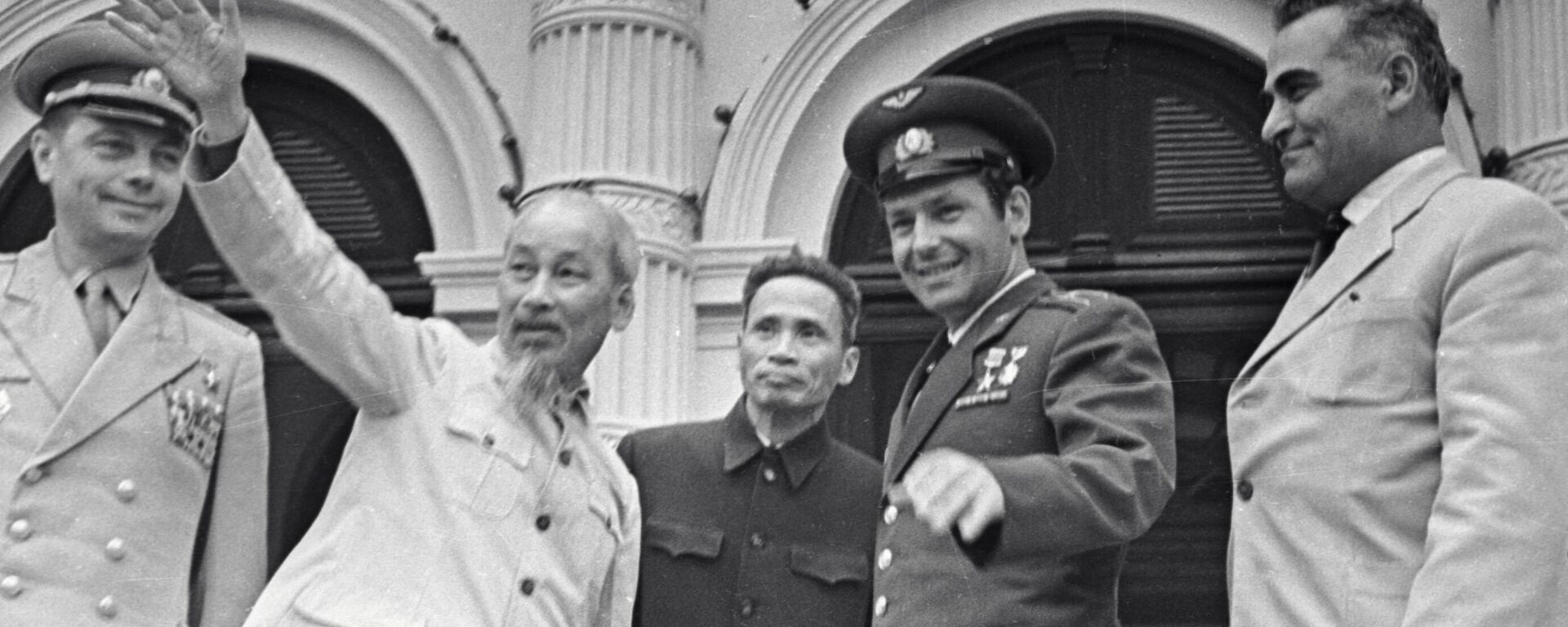 Vũ trụ Liên Xô German Titov đến thăm Việt Nam - Sputnik Việt Nam, 1920, 15.09.2025