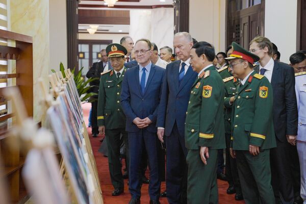 Trợ lý Tổng thống Nga Nikolai Patrushev và Bộ trưởng Quốc phòng Việt Nam, Đại tướng Phan Văn Giang tham quan triển lãm ảnh hợp tác giữa hai nước - Sputnik Việt Nam