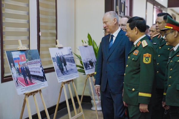 Trợ lý Tổng thống Nga Nikolai Patrushev và Bộ trưởng Quốc phòng Việt Nam, Đại tướng Phan Văn Giang tham quan triển lãm ảnh hợp tác giữa hai nước - Sputnik Việt Nam