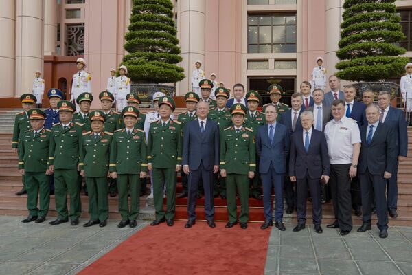 Trợ lý Tổng thống Nga Nikolai Patrushev сhụp ảnh lưu niệm với Bộ trưởng Quốc phòng Việt Nam, Đại tướng Phan Văn Giang - Sputnik Việt Nam