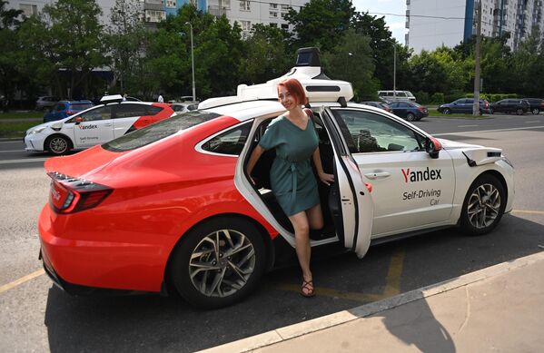 Một cư dân Moskva xuống xe taxi không người lái - Sputnik Việt Nam