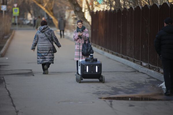 Robot giao hàng không người lái của Yandex trên đường phố Moskva - Sputnik Việt Nam