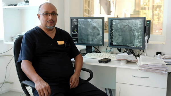 Bác sĩ Bolivia quyết tâm không trở về quê nhà để ở lại Mariupol chữa bệnh cho người dân - Sputnik Việt Nam