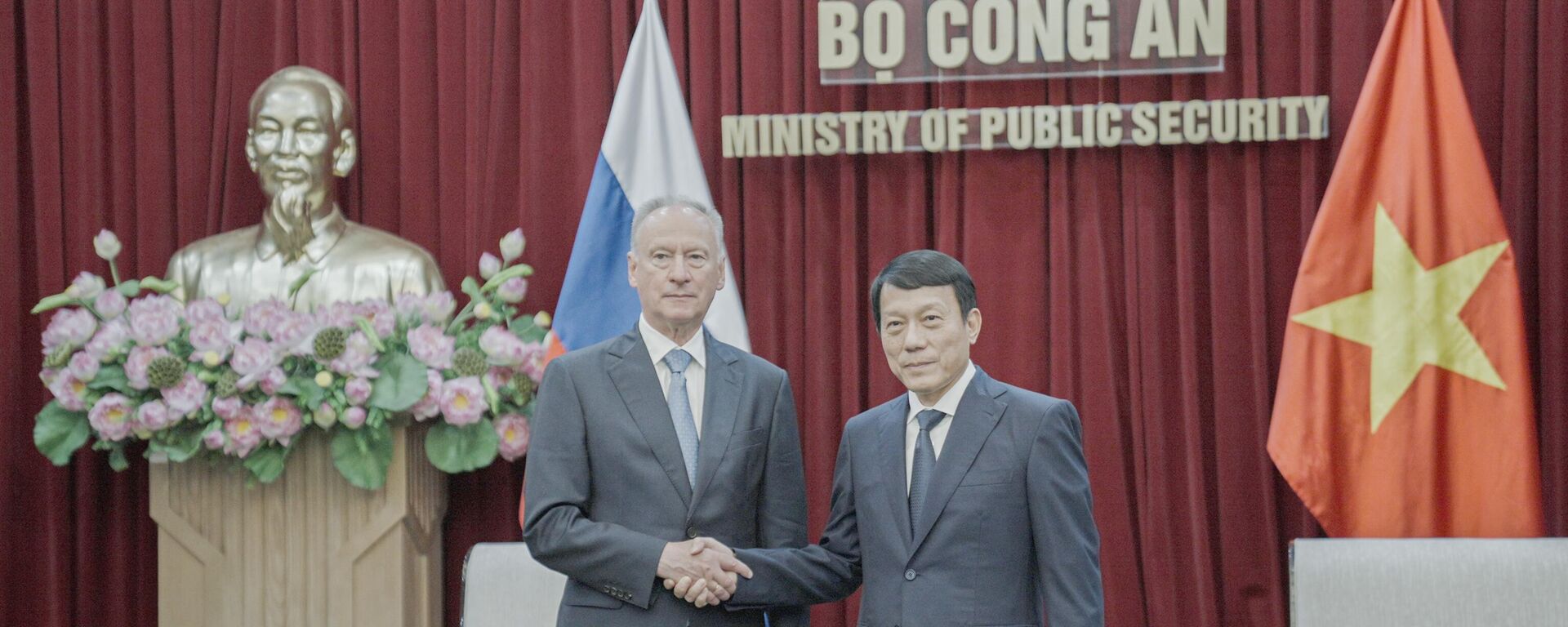 Trợ lý Tổng thống Nga hội đàm với Bộ trưởng Bộ Công an Việt Nam Đại tướng Lương Tam Quang Trợ lý Tổng thống Nga hội đàm với Bộ trưởng Bộ Công an Việt Nam Đại tướng Lương Tam Quang - Sputnik Việt Nam, 1920, 16.09.2025