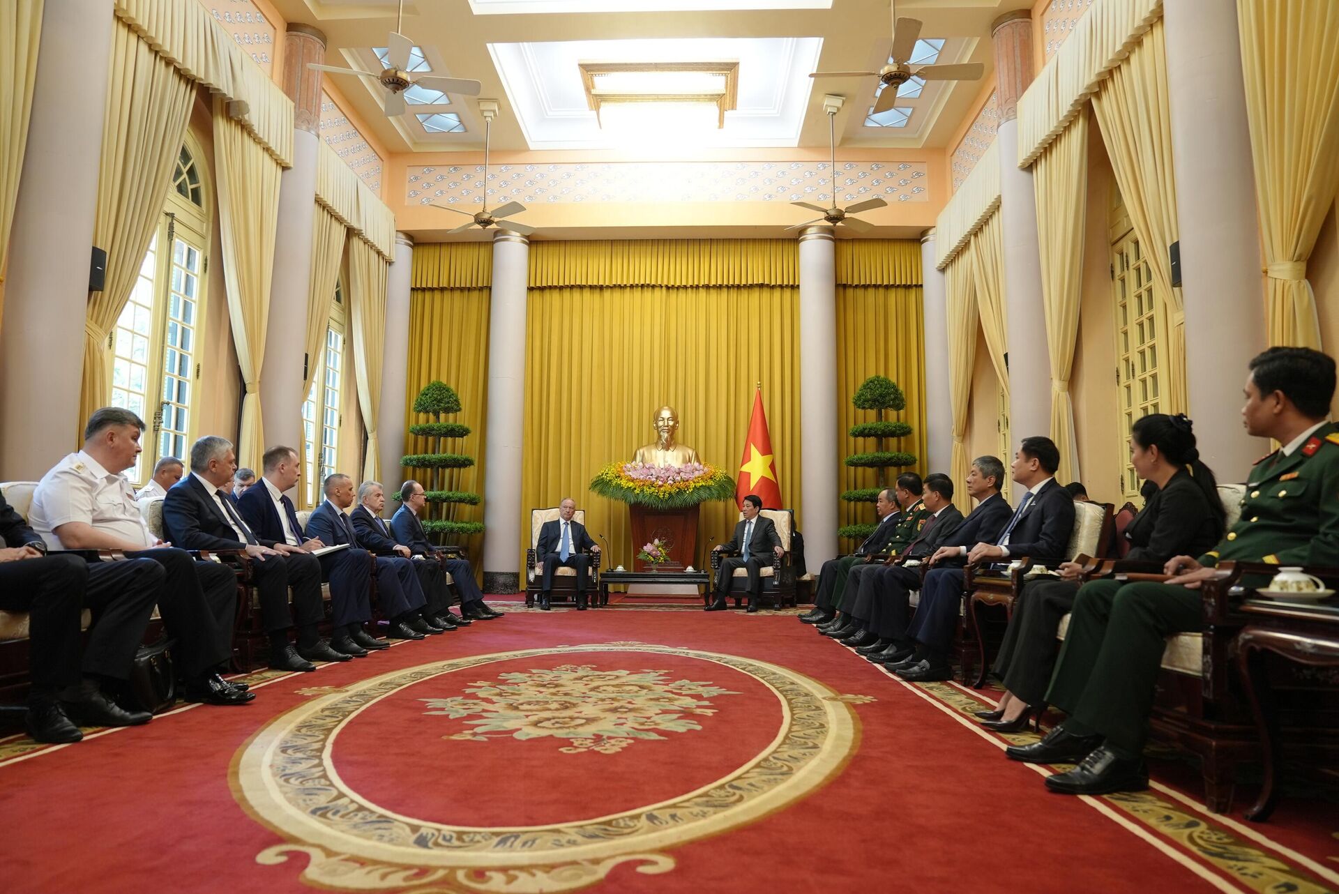 Trợ lý Tổng thống Nga hội kiến Chủ tịch nước Lương Cường - Sputnik Việt Nam, 1920, 16.09.2025