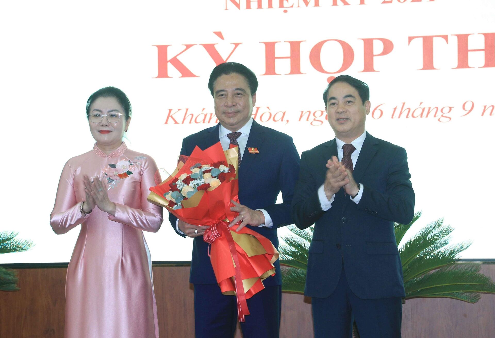 Ông Nghiêm Xuân Thành (phải), Bí thư Tỉnh ủy và bà Phạm Thị Xuân Trang, Phó Chủ tịch HĐND tỉnh Khánh Hòa tặng hoa chúc mừng ông Nguyễn Khắc Toàn được bầu giữ chức Chủ tịch UBND tỉnh Khánh Hòa nhiệm kỳ 2021 - 2026
 - Sputnik Việt Nam, 1920, 16.09.2025