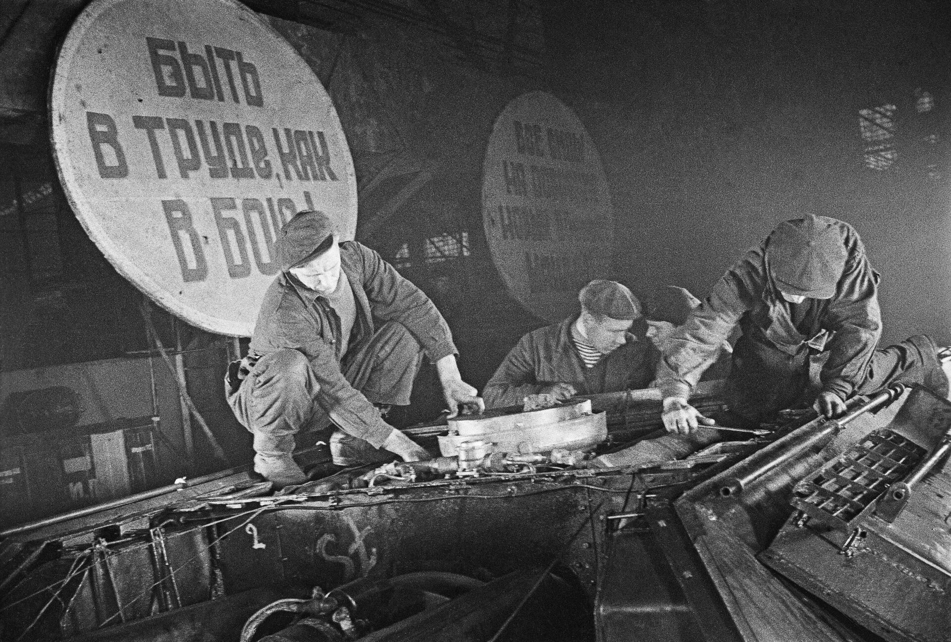 Một nhóm thợ lắp ráp và thợ lắp ráp từ nhà máy Krasnoye Sormovo đang làm việc trên một đơn đặt hàng tuyến đầu - Sputnik Việt Nam, 1920, 16.09.2025