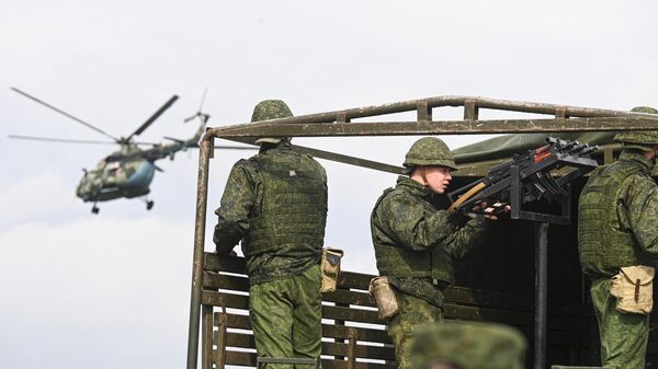 Không quân Belarus thực hành cất cánh và hạ cánh trên đường cao tốc trong khuôn khổ cuộc tập trận Zapad-2025 - Sputnik Việt Nam