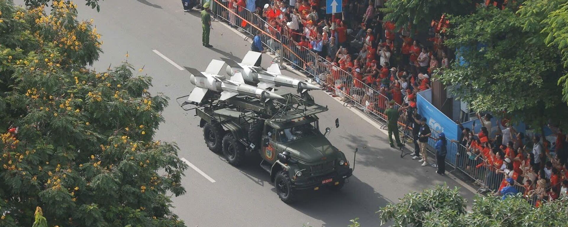 Hệ thống tên lửa Trường Sơn do Viettel nghiên cứu, sản xuất diễu hành trên đường phố Hà Nội
 - Sputnik Việt Nam, 1920, 16.09.2025