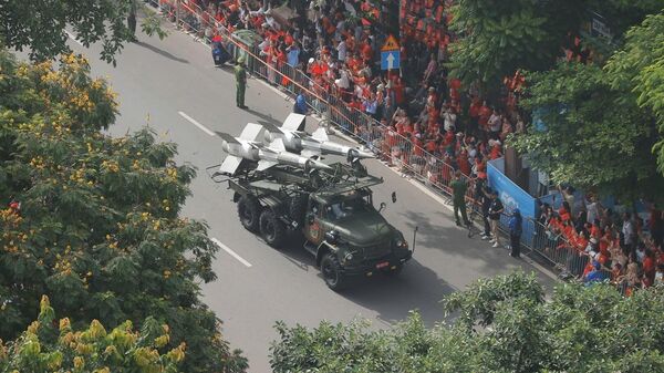 Hệ thống tên lửa Trường Sơn do Viettel nghiên cứu, sản xuất diễu hành trên đường phố Hà Nội
 - Sputnik Việt Nam