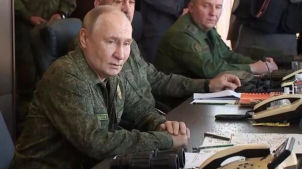 Tổng thống Vladimir Putin trong chuyến thăm cuộc tập trận Nga-Belarus Zapad-2025 - Sputnik Việt Nam