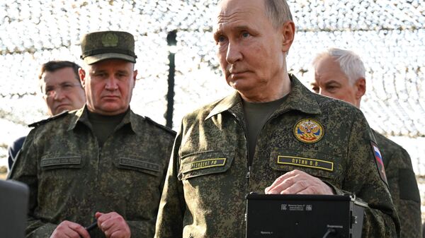 Tổng thống Vladimir Putin trong chuyến thăm cuộc tập trận Nga-Belarus Zapad-2025 - Sputnik Việt Nam