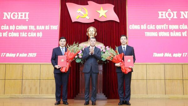 Đồng chí Lê Minh Hưng, Ủy viên Bộ Chính trị, Bí thư Trung ương Đảng, Trưởng Ban Tổ chức Trung ương trao quyết định của Bộ Chính trị cho đồng chí Nguyễn Hoài Anh (trái) và đồng chí Nguyễn Hồng Phong (phải)
 - Sputnik Việt Nam