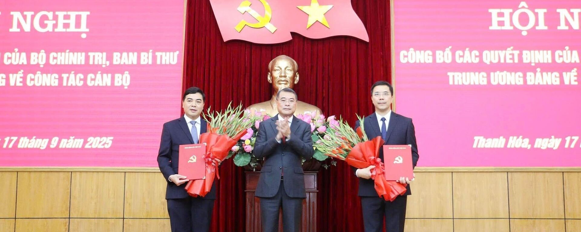 Đồng chí Lê Minh Hưng, Ủy viên Bộ Chính trị, Bí thư Trung ương Đảng, Trưởng Ban Tổ chức Trung ương trao quyết định của Bộ Chính trị cho đồng chí Nguyễn Hoài Anh (trái) và đồng chí Nguyễn Hồng Phong (phải)
 - Sputnik Việt Nam, 1920, 17.09.2025